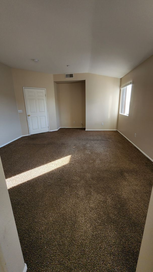 Building Photo - MOVE IN READY!!