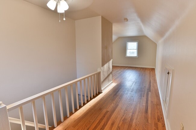 Building Photo - Quaint Single-Family Home on Sunnyside Ave