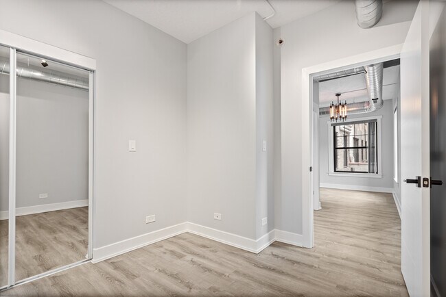 Building Photo - 7645 N Sheridan Rd