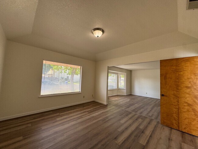 Building Photo - 657 W Escalon Ave