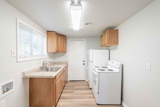 Building Photo - 1 Bed | 1 Bath | $975
