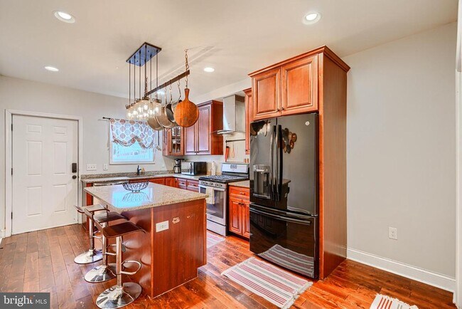 Building Photo - 1730 E Chase St