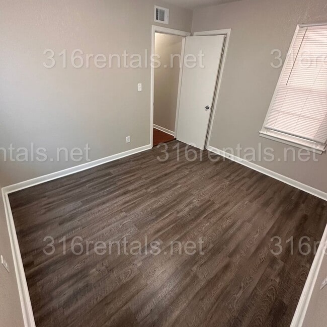 Building Photo - $895 - 2 bedroom / 1 bathroom Single Famil...