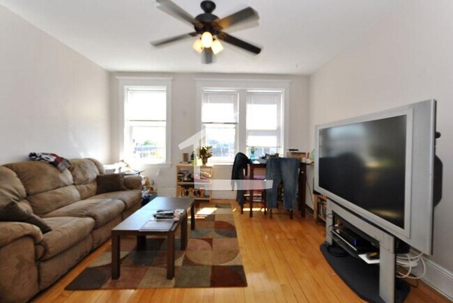 Building Photo - 2BR/1Bth unit in professionally managed building, Heat/Hot Water included.