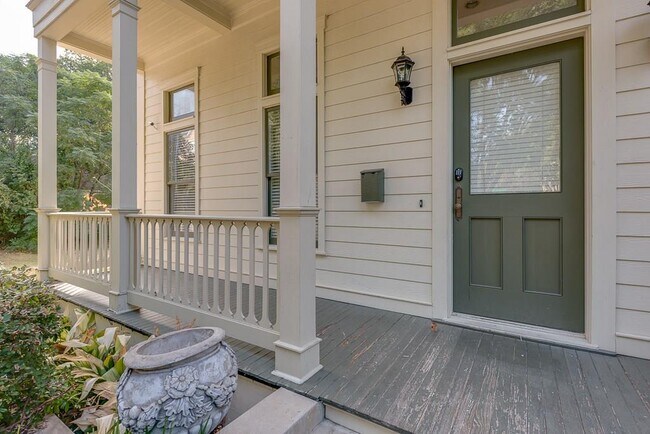 Building Photo - 2624 Thomas Ave