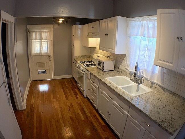 Building Photo - Central El Paso 2 bed REFRIG A/C with Moun...