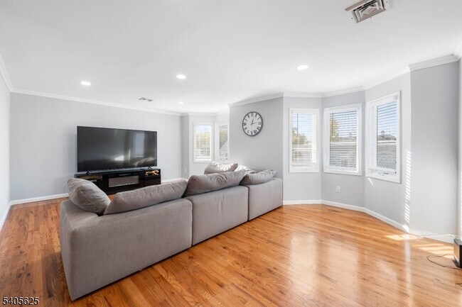 Building Photo - 118 Race St