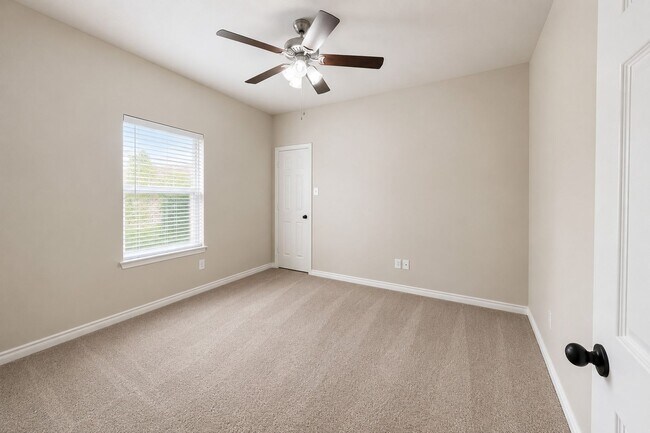 Building Photo - 1426 Ravenwood Dr