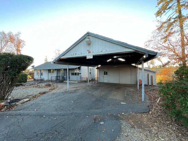 Building Photo - Paradise 3 bedroom 2 1/2 bath, large home, shop, natural landscaping.
