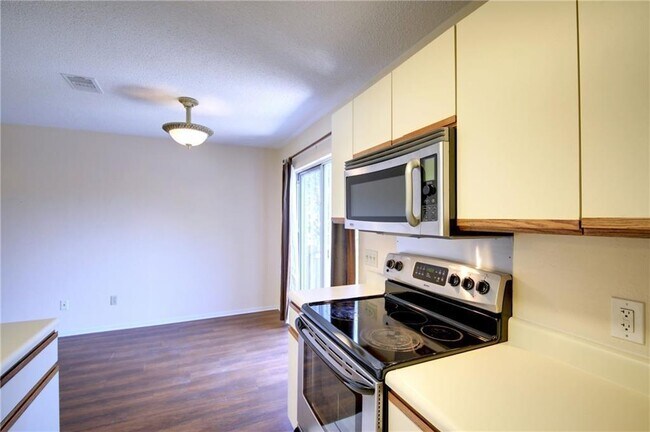 Building Photo - 1015 E Yager Ln