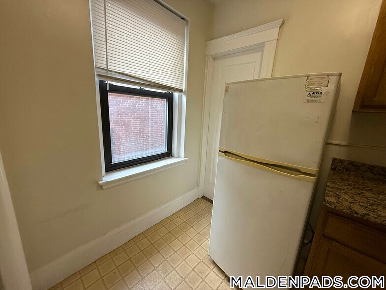 Building Photo - 349 Pleasant St