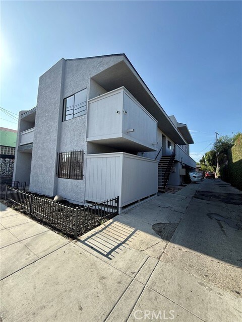 Building Photo - 2204 E 4th St