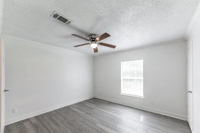 Building Photo - 158 Varsity Cir
