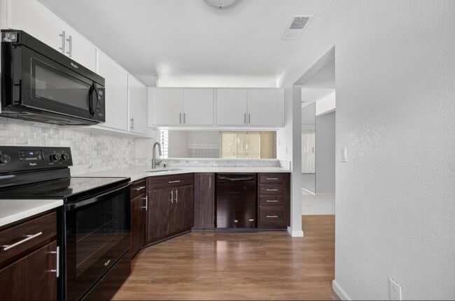 Building Photo - 1123 S Villa Way
