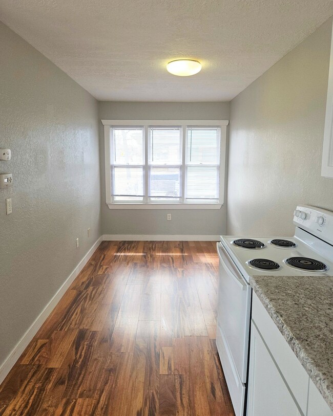 Building Photo - 1-603 1/2 N Superior Ave