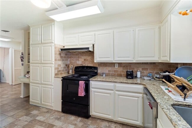 Building Photo - 1108 Neal Pickett Dr