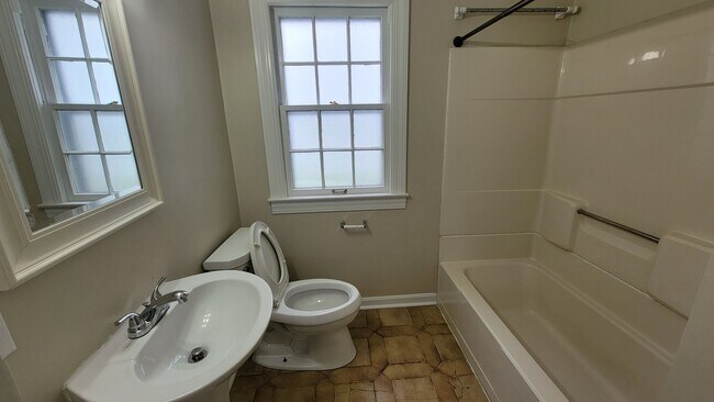 Building Photo - 3 Bedroom Close to Seneca Park