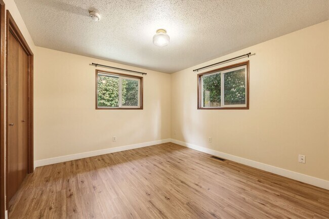 Building Photo - Move in ready NOW! Desirable west side location! 2 bed/ 1.75 bath. Olympia school district.