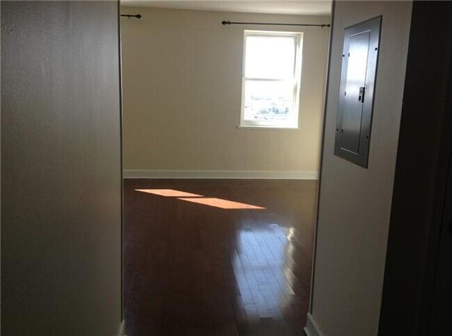 Building Photo - Live on St Charles Avenue with all that th...