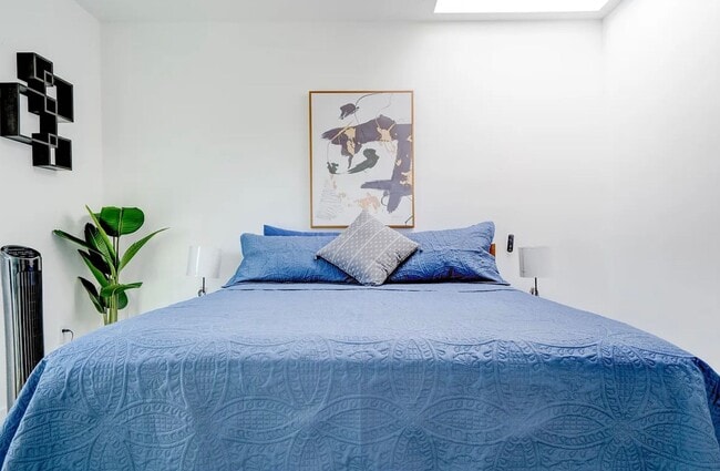 Building Photo - 1875 W 20th St