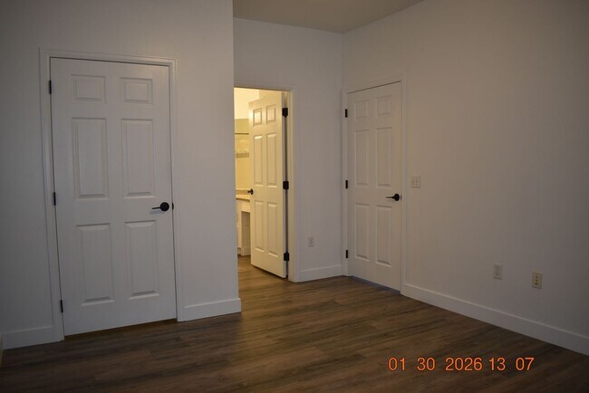 Building Photo - Beautiful Ground Floor Condo in Falling Water Condominiums!!