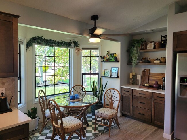 Building Photo - Stunning Home with Hot Tub with Detached O...