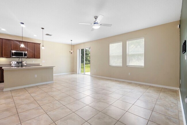 Building Photo - 215 Lakeshore Dr