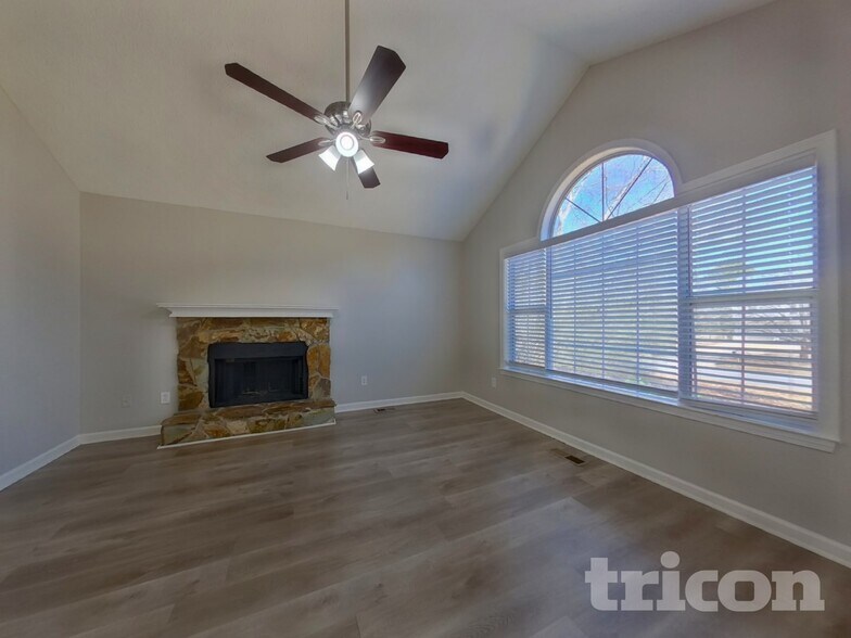 Building Photo - 172 N White Pines Dr