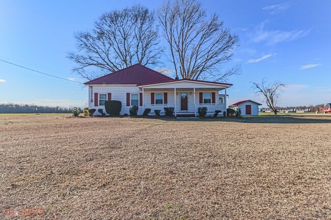 Building Photo - RENOVATED FARMHOUSE in Mt. Olive!