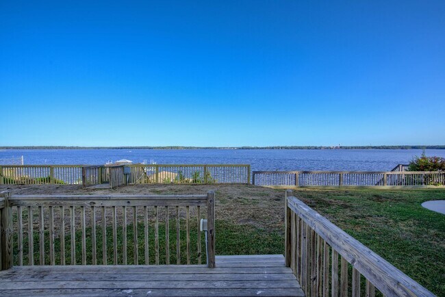 Building Photo - Waterfront Cottage - Newly Renovated!