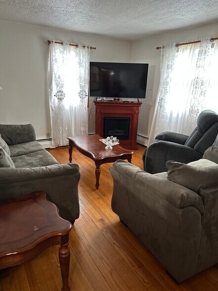 Furnished living room - 196 Market St