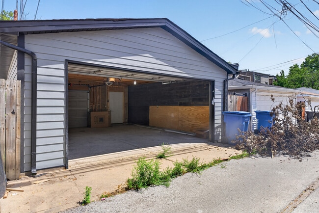 Building Photo - 3023 W Wellington Ave