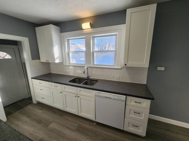 Building Photo - Charming 5-Bedroom Property in Prime Location