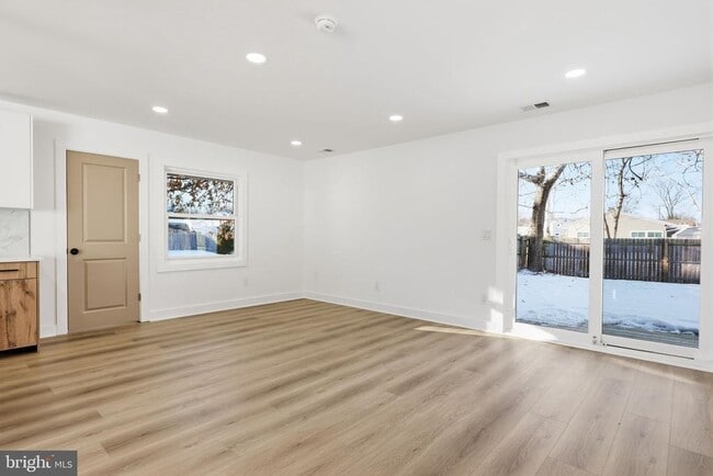 Building Photo - 68 Daffodil Ln