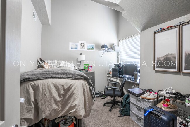 Building Photo - 892 E 700 N