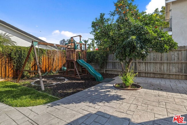 Building Photo - 6308 Lindley Ave