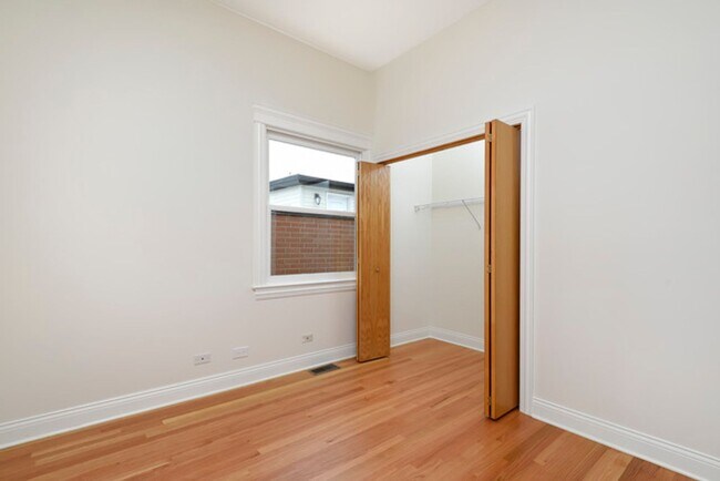 Building Photo - 4 Bedroom, 3 Bathroom Impressive Lincoln Park Duplex