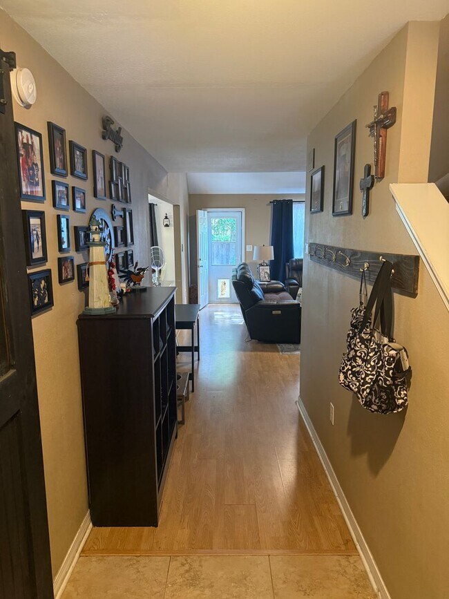 Building Photo - 4 Bedroom in Bluewater Bay (Professional Pictures Coming Soon!)
