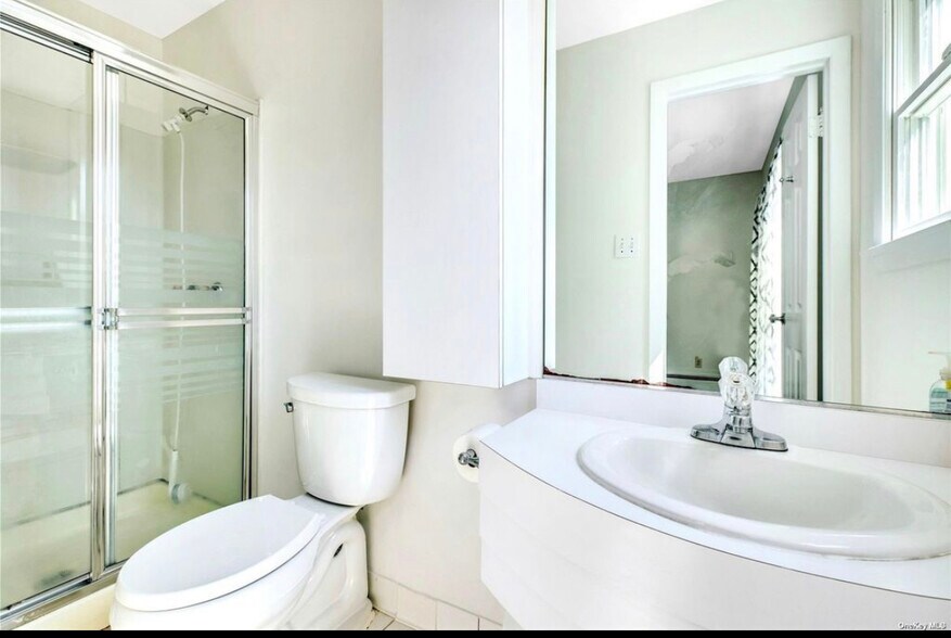 Building Photo - 370 Blue Point Rd