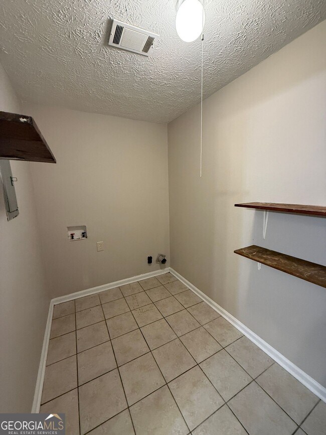 Building Photo - 110 Jockey Club Dr