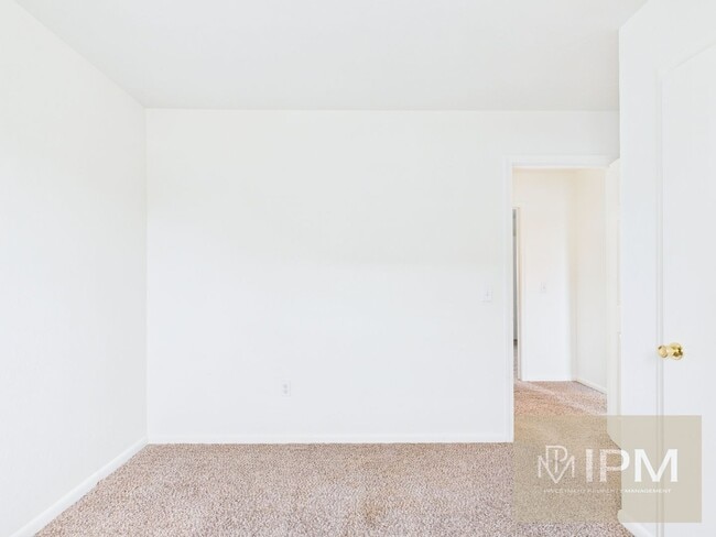 Building Photo - Available Now! Cozy 3 Bedroom, 1 Bath Town...