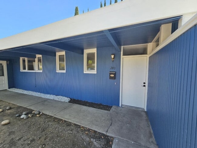 Building Photo - BEAUTIFUL "Blue Bungalow" 4 Bed/3 Bath Hom...