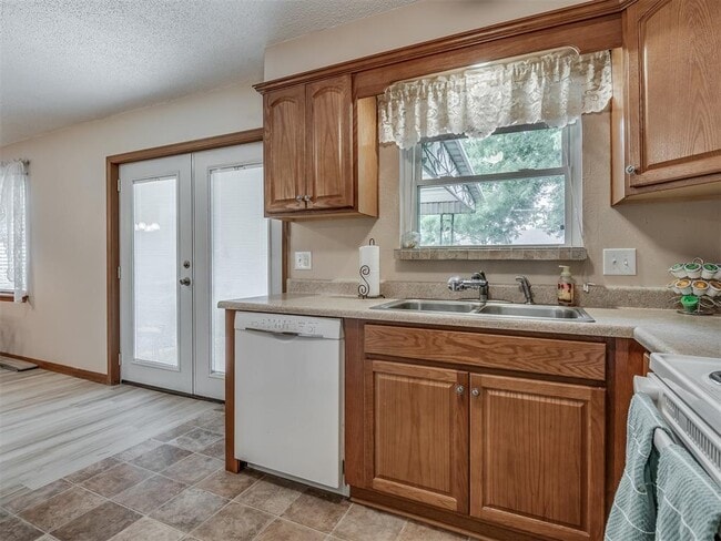 Building Photo - 1220 Columbia Ct