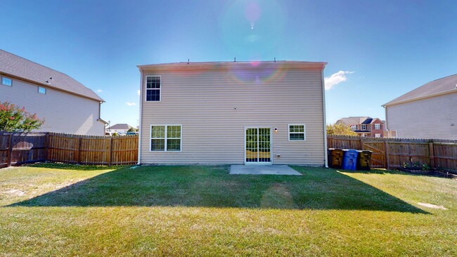 Building Photo - 4 Bedrooms w/ Privacy Fence & Community Pool!