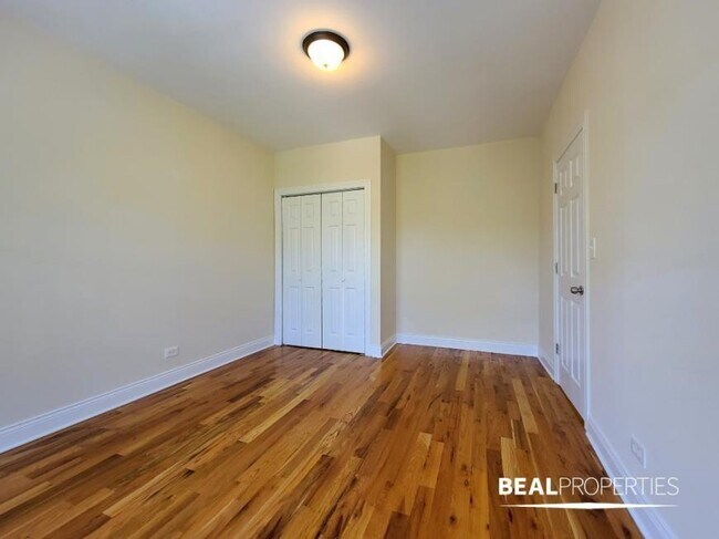 Building Photo - 2 bedroom in CHICAGO IL 60657