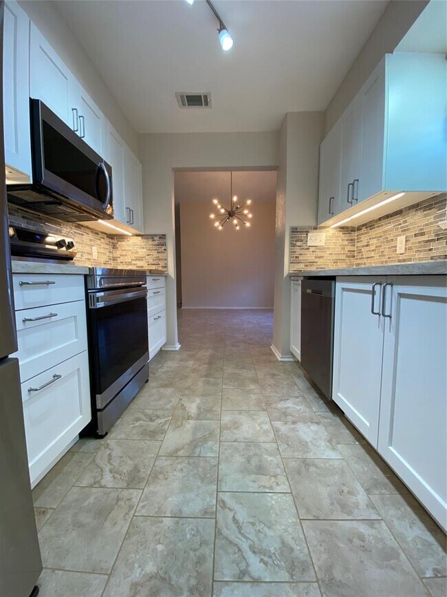 Building Photo - 1202 Thorpe Ln