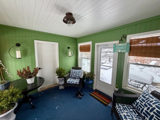 Building Photo - 3 Bed 1.5 Bath Single Family Home in Scholfield