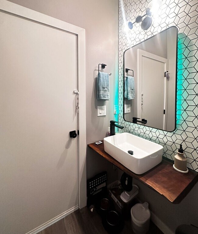 Building Photo - Modern 3 bed/ 2.5 bath townhome in Ballard!