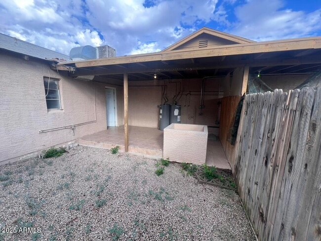 Building Photo - 526 S Mesa Dr