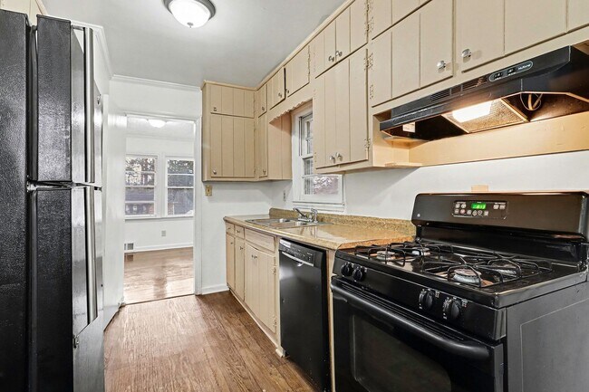 Building Photo - $1,595/month | 3 Bed | 2 Bath | Single-Level Ranch